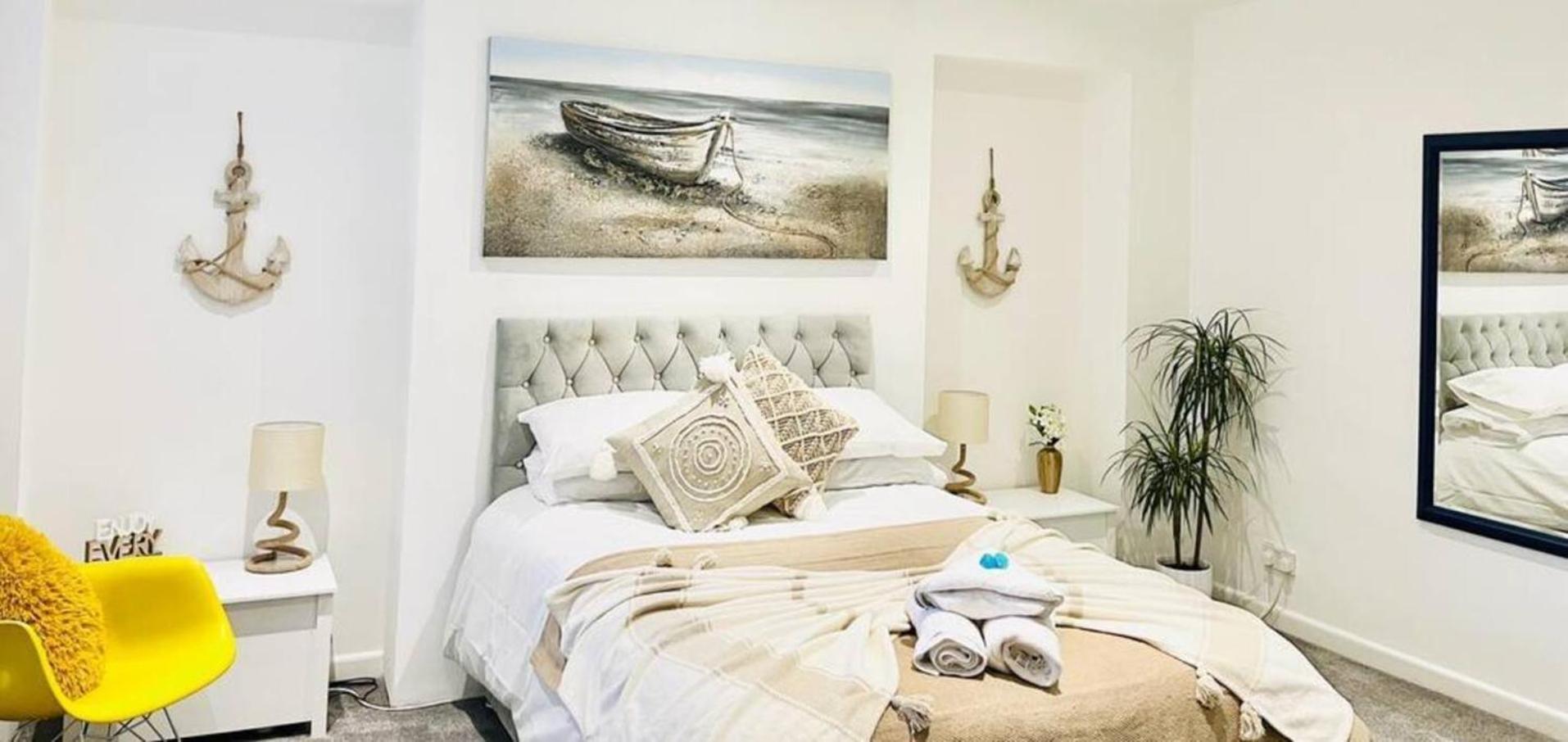 Stunning 3 Double Bedroom Beach Front Apartment Portsmouth Eksteriør billede