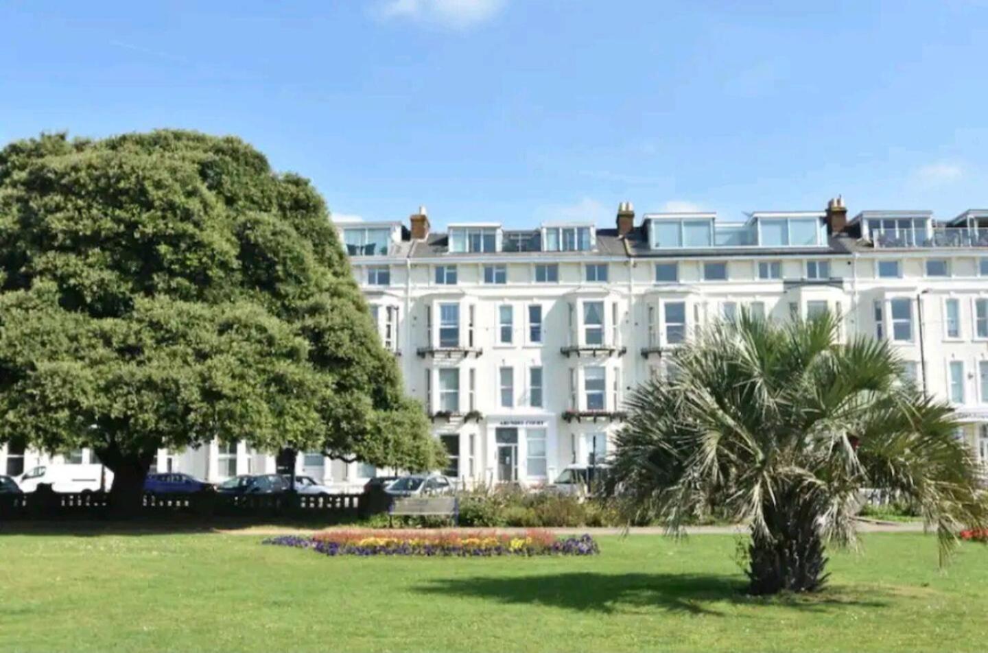 Stunning 3 Double Bedroom Beach Front Apartment Portsmouth Eksteriør billede