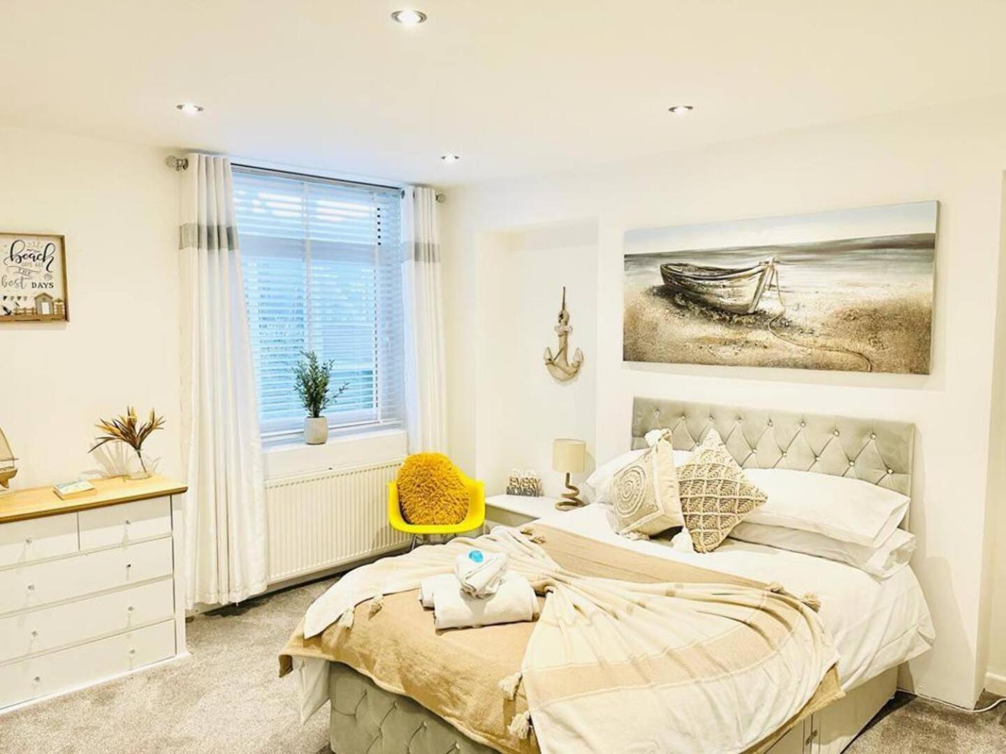 Stunning 3 Double Bedroom Beach Front Apartment Portsmouth Eksteriør billede