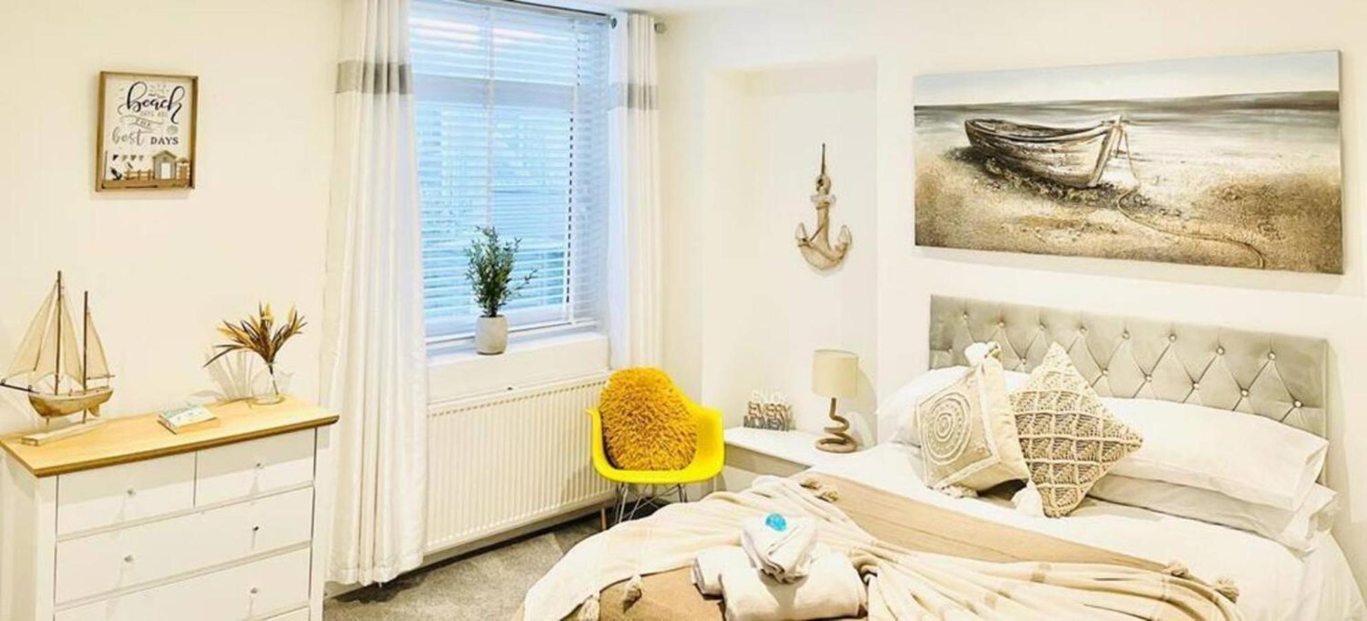 Stunning 3 Double Bedroom Beach Front Apartment Portsmouth Eksteriør billede