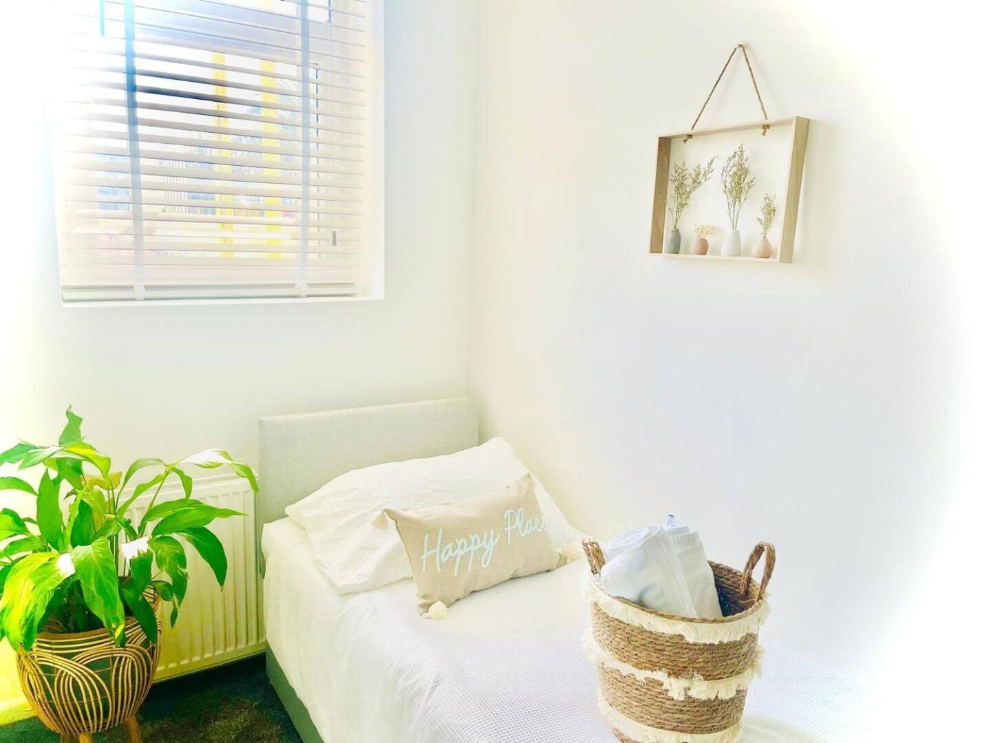Stunning 3 Double Bedroom Beach Front Apartment Portsmouth Eksteriør billede