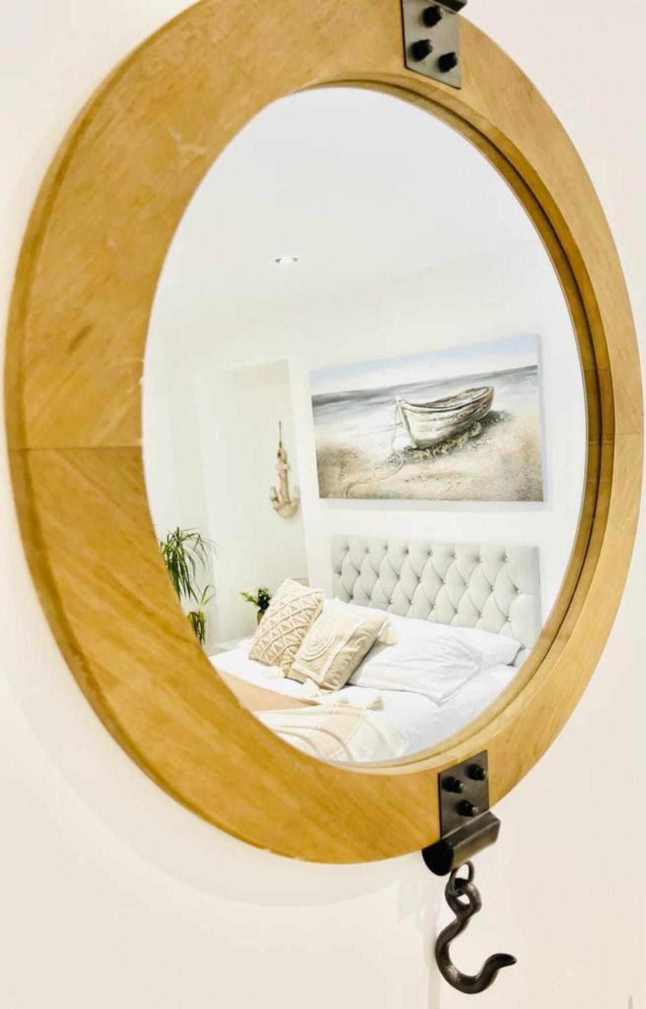 Stunning 3 Double Bedroom Beach Front Apartment Portsmouth Eksteriør billede