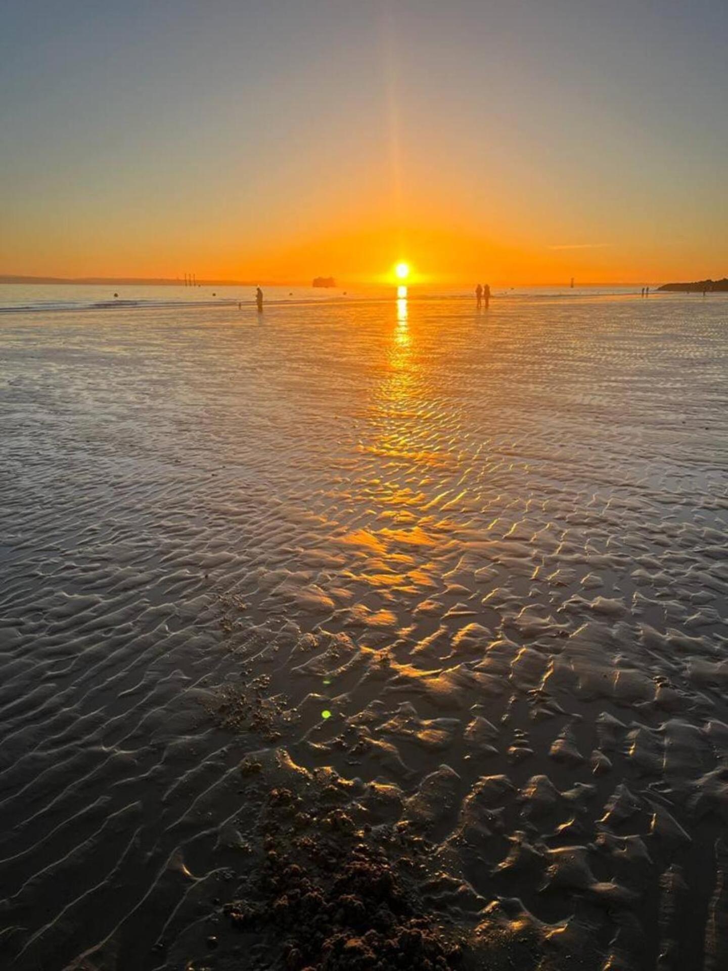 Stunning 3 Double Bedroom Beach Front Apartment Portsmouth Eksteriør billede