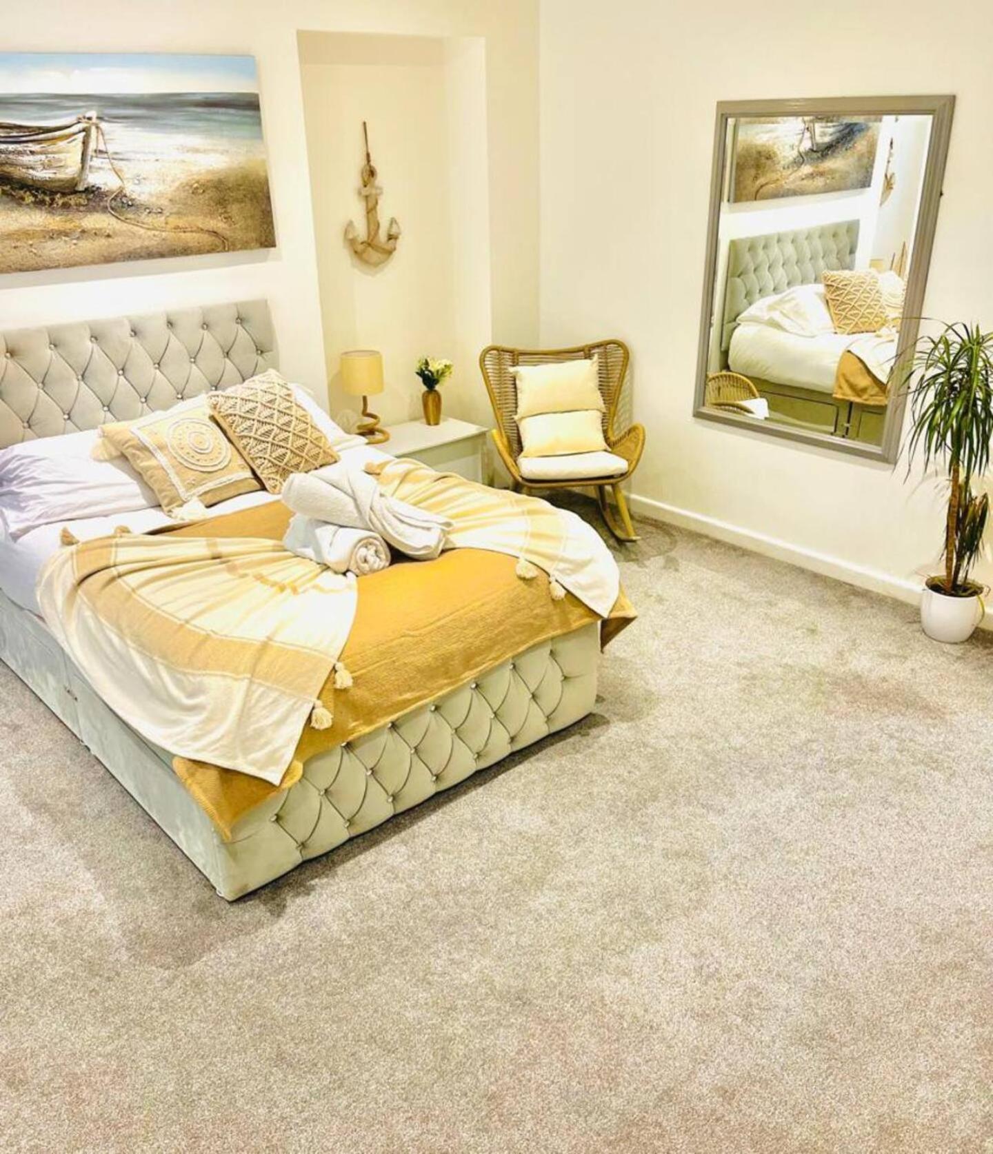 Stunning 3 Double Bedroom Beach Front Apartment Portsmouth Eksteriør billede